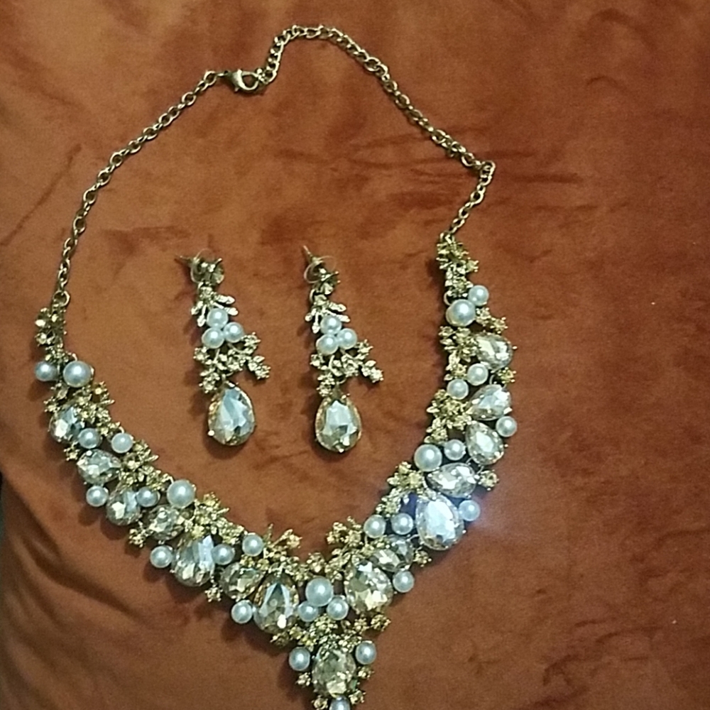 Necklace and earring set